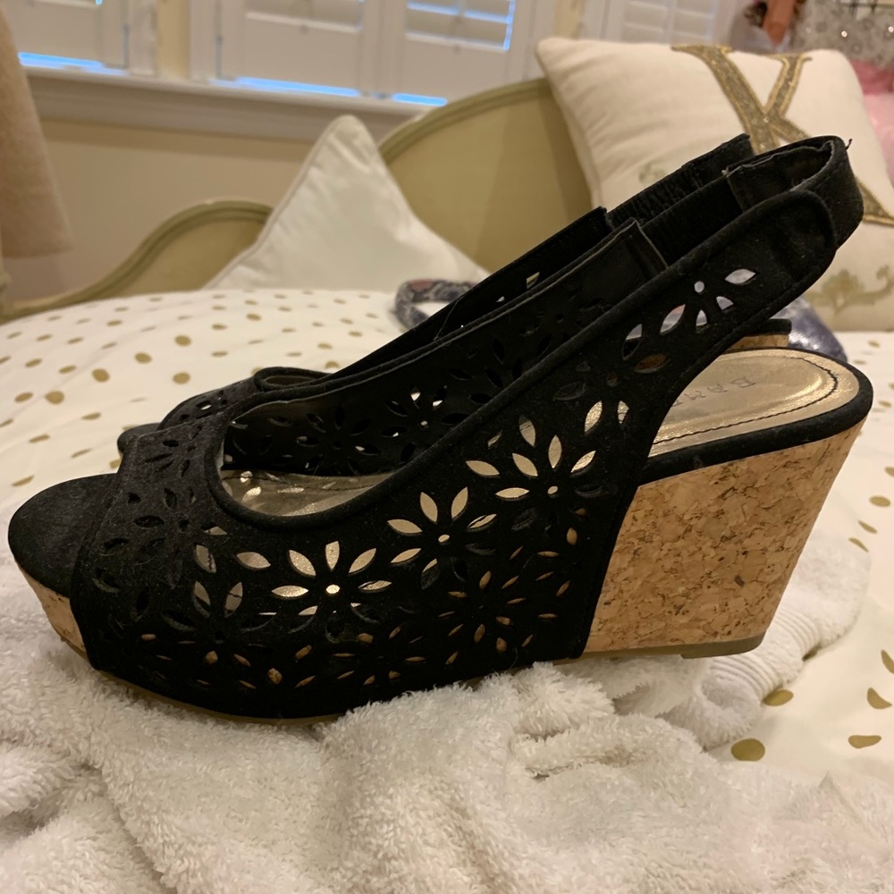 Black wedges